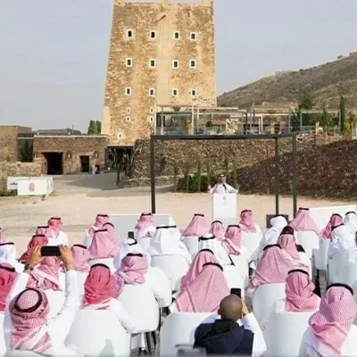 حضور-فعالية-خارجية-أمام-برج-تاريخي