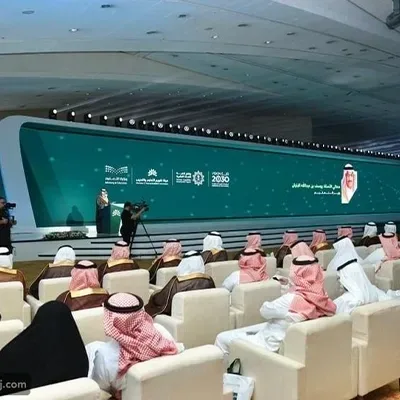 حضور-مؤتمر-في-قاعة-رئيسية