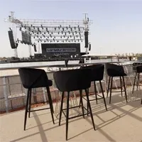 طاولات-عالية-مطلة-على-المسرح-الخارجي